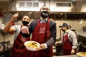馄饨、葱油饼也透露政治主张？美国竞选，“吃错”是要被群嘲的图片