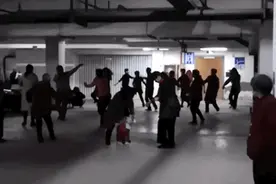 白天打牌晚上跳舞，杭州一小区地下车库被大爷大妈“占了”! 业主怒了，阿姨们却很委屈…图片