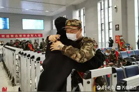 德州近700名新兵奔赴军营，德州火车站的一幕幕振奋又感人图片