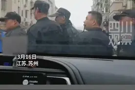 小区保安人墙拦车集体假摔 业主：因停车费起争执图片