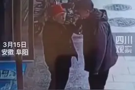 这才是爱情的模样！老奶奶帮老伴擦鼻子后牵手离开图片