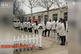 驾校内众人披白袍场面惊悚，教练回应图片