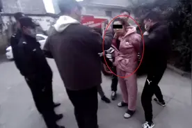 香车美女高速路边招手，你会停车吗？已有100多人中招图片