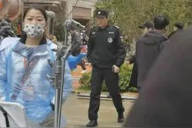 胡歌穿保安服客串高圆圆新剧 心情大好笑到五官模糊图片