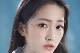 杨肸子一袭白纱化身美人鱼公主 长发微卷眼眸间尽是温柔图片