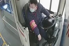了不起的山东人｜小女孩坐错方向补习班要迟到了急得直哭 老人沟通障碍差点走失… 青岛这群公交司机热心帮忙图片