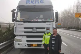 吓人！大货车高速上呈S状行驶，司机一身酒气……图片