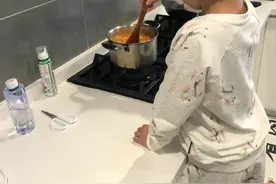 谢楠晒儿子做饭照片 欣慰感慨：被孩子养活的一天图片