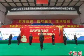 浙江龙泉赠春季入伍新兵“从戎之剑”冀不负韶华图片
