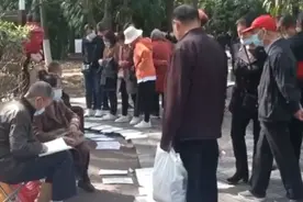 成都人民公园相亲角改用电子屏？园方：未明确 但在加强整治图片