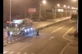 违法司机逃跑遇上国家三级运动员交警，交警：要不要再让你一百米图片
