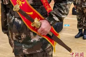 浙江龙泉赠入伍新兵从戎之剑，网友：宝剑赠英雄图片