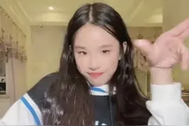 张庭12岁女儿蜕变成小美女，皮肤白皙酷似钟丽缇，衣着更是简单朴素图片