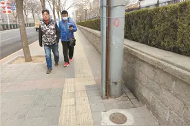 废线被掐断、裸线套护管，北京这些地儿的电杆拉线问题解决了图片