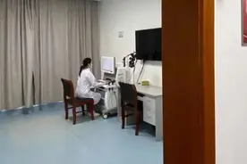 三年级女儿不和女生玩，还站着上厕所！爸爸慌了…原因令人心疼图片