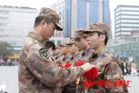 怀化首批春季入伍新兵启程奔赴军营图片