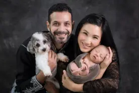 郑佩佩女儿晒一家三口合照 感谢老公亲力亲为地照顾宝宝图片