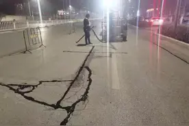 保定市乐凯大街开展道路灌缝施工图片