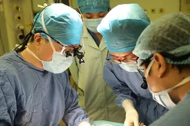 女子乱吃何首乌埋隐患致肝衰竭，18岁儿子捐510克肝救母图片