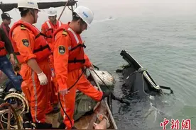 小型民用直升机在厦门附近海域坠海 3人遇难1人失踪图片