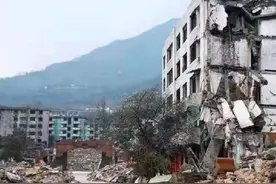 ​13年前地震中被解放军救下的小男孩，做出这个选择图片