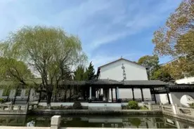 奋斗百年路 启航新征程 | 黑板上，老师一边写革命歌词，一边飞快地擦掉图片