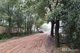 出入主道破损，2000余居民出行不便，社区称目前无法硬化只能修补图片