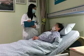 65岁婆婆睡梦中对老伴拳打脚踢，原来患上了睡眠障碍，专家：异态睡眠是种病图片