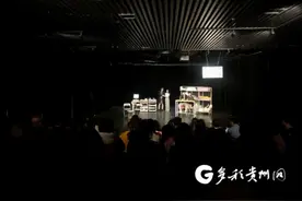 贵州本土原创话剧《如果在冬夜，一个便利店》上演，主创人员平均年龄24岁图片