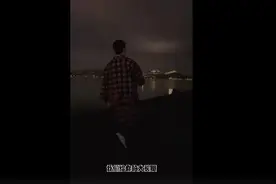 这操作好好笑！林依轮被助理忽悠拍西湖游客照图片