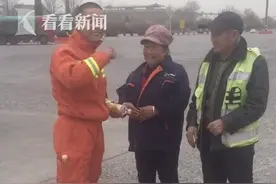 消防员偶遇多年未见的爷爷奶奶 一句话扎心了图片