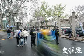 鸡鸣寺路樱花进入盛花期 南京交警出动警力保障赏樱秩序图片