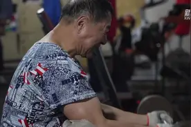 在工业风健身房里“撸铁”的北京大爷图片