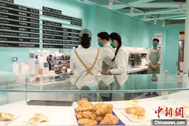 话剧演员化身“一日店长”上海大剧院“何处不艺术”图片