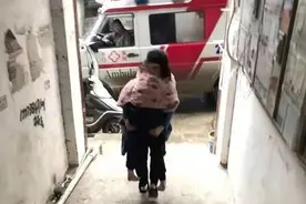 女学生无故翘课，班主任冲到她家发现祖孙三人倒在地上，班主任：孩子们已经出院，大家准备帮她“补课”图片