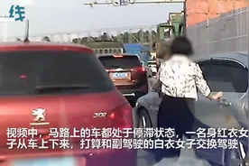 女子忘拉手刹闺蜜帮踩油门导致撞车，网友注意到一个细节直呼：太危险图片