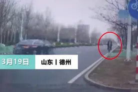 山东一女孩在路边等车突然“消失”在镜头中，目击者拍下可怕瞬间图片