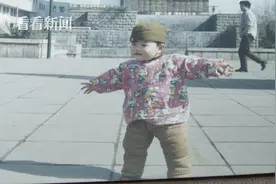 “一生的财富”！32年拍近万张照片 暖爸用相机记录女儿成长图片