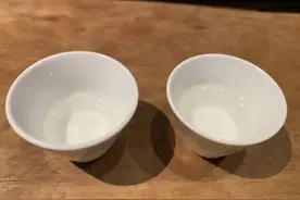 沸水冲泡八次后茶汤愈发甘甜，西湖龙井炒茶王唐小军说：茶叶好不好，一泡见分晓图片