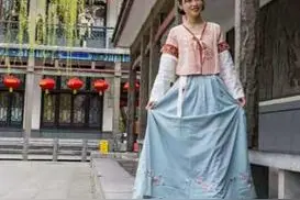 春风杨柳百花齐放，五龙潭公园美女配鲜花图片