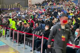 🎥许久未见！易建联&朱芳雨&刘炜&胡卫东现身球馆视频封面