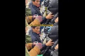 校友吐槽欢乐多！焦俊艳嘲笑朱一龙的校服是最老款图片