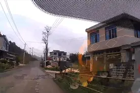 坑洼土路别大意，乡村道路行车知识要知道｜一线微观图片