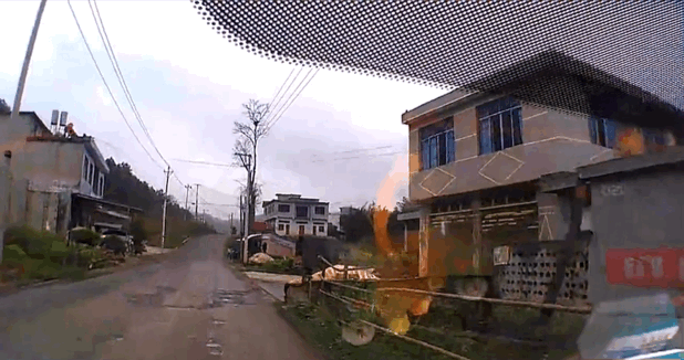 坑洼土路别大意，乡村道路行车知识要知道｜一线微观图片