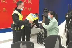 ​16岁少女和母亲争吵后负气跑走上了陌生车辆，结局令人意外……图片