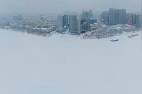 哈尔滨：松花江畔披上春雪银装 冰城淡雅清新图片