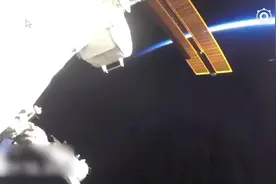 UFO？宇航员太空直播录下身后神奇一幕：2颗神秘光球列队呼啸闪过图片