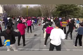 潍坊寿光市：市民跳起健身操 快乐健身心情好图片