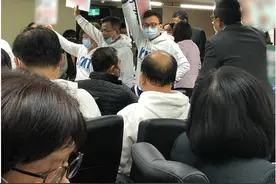 台湾疫苗今开打，台“立法院”也“开打”：蓝绿拍桌互骂，吵成一团图片