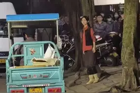 赵丽颖拍新戏身材单薄变“纸片人”围观群众疯狂追星吓得她一路小跑图片